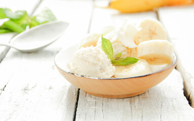 Eisbecher mit Bananen Banane Stücke Eis Bananeneis Vanilleeis Eiscreme 
