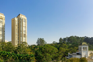 Obraz premium Fotos aéreas de parques em São Paulo, contraste da Natureza e o asfalto