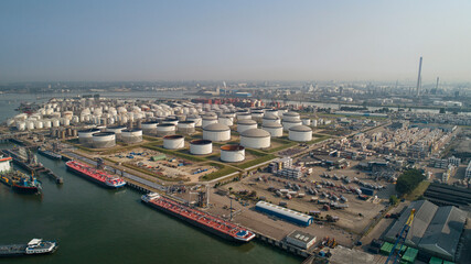 Obraz premium Oil And Gas Industry. Industrial. Ship carrying gas