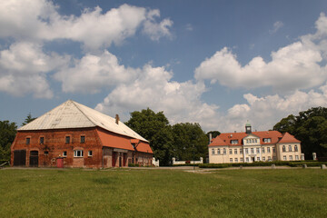 Fototapeta na wymiar Blick zum Gutshaus in Sommersdorf am Kummerower See