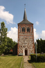 Fototapeta na wymiar Kirchturm der Dorfkirche im vorpommerschen Meesiger