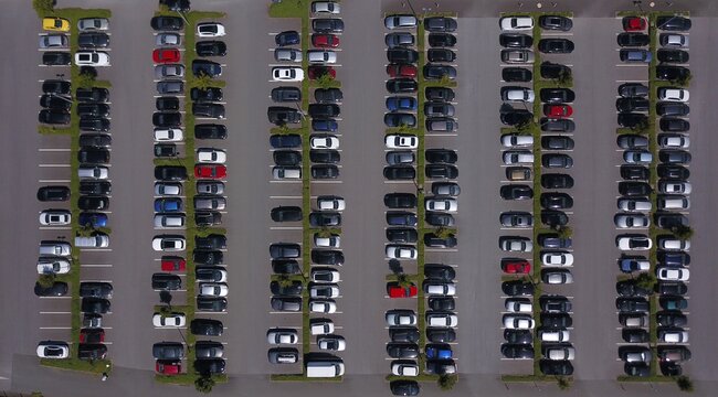 Geparkte Autos auf einem großen Parkplatz, Luftbild