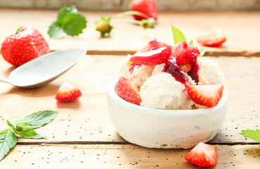 Eisbecher Erdbeeren Erdbeersaison Erdbeereisbecher Sommer frisch selber machen