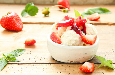 Erdbeereisbecher Eisbecher mit frischen Erdbeeren Eis Becher Vanilleeis Eisbecher frisch Erdbeersaison
