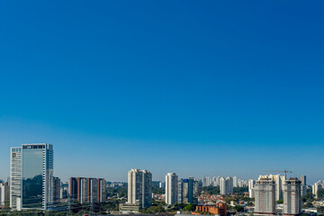 Fototapeta premium Fotos aéreas de parques em São Paulo, contraste da Natureza e o asfalto