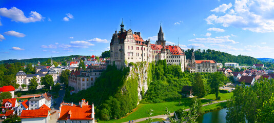 Naklejka premium Sigmaringen, Deutschland: Panorama der Stadt mit dem Schloss im Zentrum