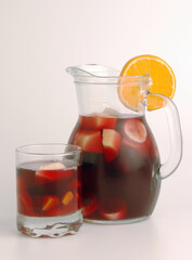 Jarra y vaso de sangria