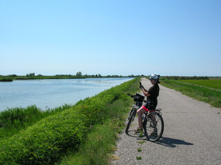 Obraz premium The cycle path of the river Po in the plains of northern Italy