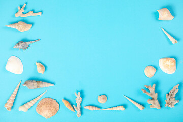 夏のイメージ貝殻フレームブルーバック