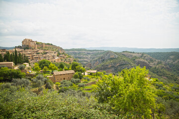 Pueblo mas bonito de España, Alquezar, Pirineos, viaje, pueblo medieval famoso, barranco, bosque, verano, castillo antiguo