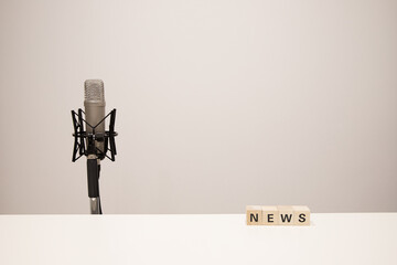 ニューススタジオとニュースロゴ