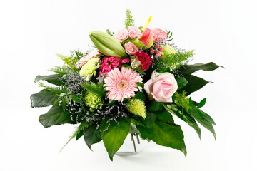 Ein prächtiger Blumenstrauß auf weißem Grund