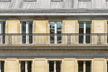 Fototapeta premium Façade d'un immeuble Haussmanien à Paris