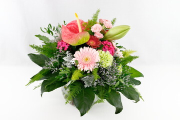 Ein prächtiger Blumenstrauß auf weißem Grund