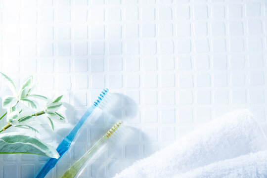 歯ブラシが2本とタオル。歯磨きなど歯のケア、生活・日常のイメージ。
