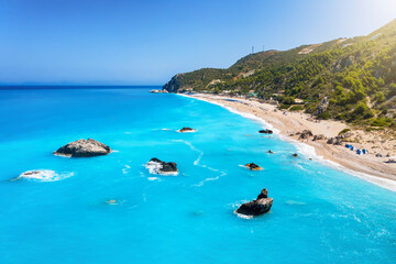 Der Kathisma Strand auf der Insel Lefkada mit leuchtend, türkisem Meer und Sonnenschein im Sommer, Griechenland