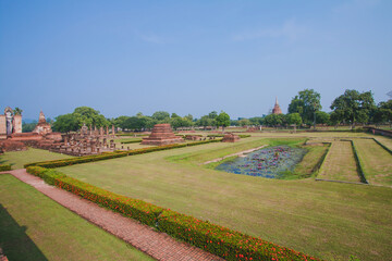 Obraz premium Ancient history Within the Sukhothai Historical Park In the orange sky in the evening Sukhothai, Thailand
