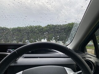 水滴のついたフロントガラス