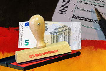 Stempel mit Aufschrift 19% Mehrwertsteuer und Banknote,  im Hintergrund Formular und Deutschland...