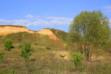 Obraz premium cliff of clay over a green field