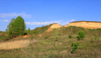 Obraz premium landscape with a cliff of clay over a green field