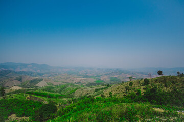 Obraz premium Watching the view on the top of a high hill
