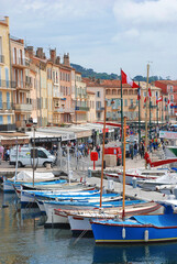 Fototapeta na wymiar Hafenbucht von Saint-Tropez mit Fischerbooten