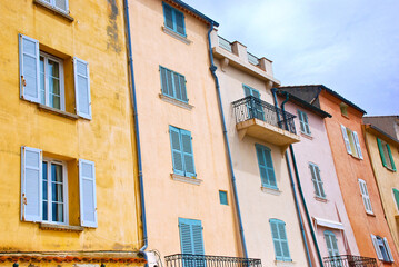Fototapeta na wymiar Bunte Häuser in der Bucht von Saint-Tropez