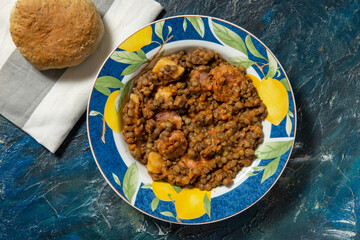 Lentejas compuestas o lentejas guisadas deliciosa sopa española, plato típico para el día frío.