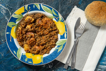 Lentejas compuestas o lentejas guisadas deliciosa sopa española, plato típico para el día frío.