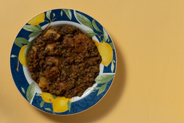 Lentejas compuestas o lentejas guisadas deliciosa sopa española, plato típico para el día frío.