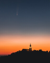 Komet Neowise &uuml;ber Weitersfeld in der Morgend&auml;mmerung