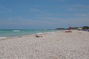 La splendida spiaggia abruzzese senza sabbia eccellente per una salutare camminata tonificante per...