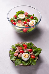 Salad with tuna, cherry tomatoes, arugula and olive oil