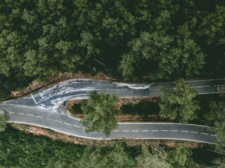 Fotografía aérea de un camino de curvas sinuosas ideal para moteros, en medio del bosque