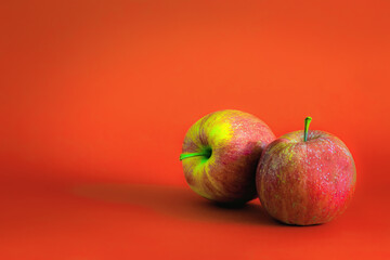 red and green apples