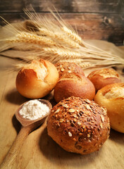 Brötchen auf einem Holzbrett mit Getreide