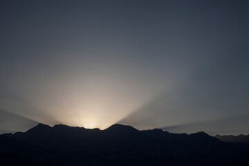 Rayos de sol tras montañas