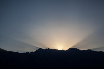 Rayos de sol tras montañas
