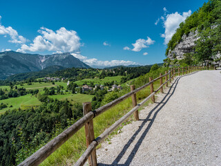 Fototapeta na wymiar Paesaggio di montagna con stradina di sassi