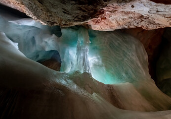 Höhle Eiszapfen türkis Eishöhle Licht Farben Formation Tropfen Wasser Kälte Beleuchtung Riesen...