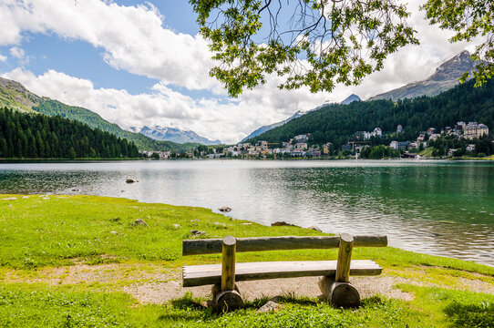 St. Moritz, St. Moritzersee, Uferweg, Wanderweg, Oberengadin, Engadin, Alpen, Piz Julier, Piz da la Margna, Graub&uuml;nden, Fischerboote, Wassersport, Malojawind, St. Moritz Bad, Sommer, Schweiz 