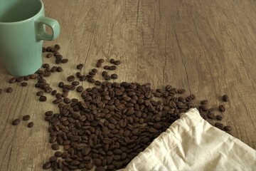 Kaffeebohnen mit Tasse und Beutel