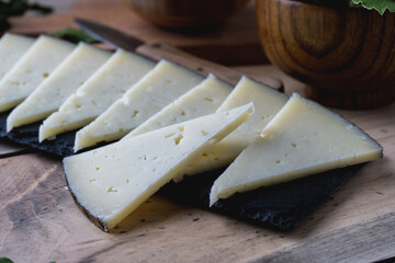 Queso curado español en lonchas