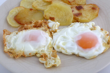 fried eggs with potatoes