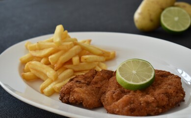 Schnitzel mit Pommes