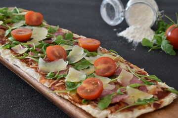 Pizza mit Rucola, Parmesan und Tomatem
