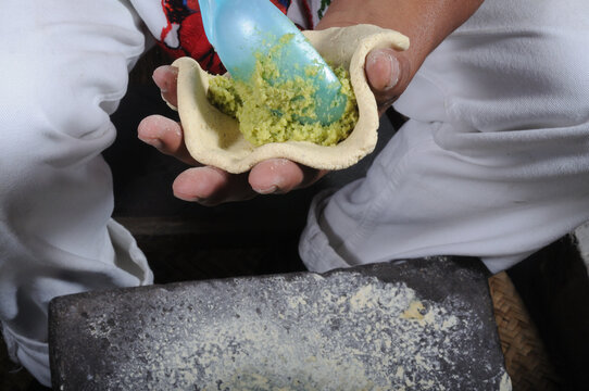 Tlacoyos de habas comida tradicional del estado de m&eacute;xico