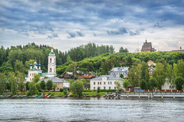 Obraz premium View of residential buildings on the embankment, the Varvara Church in the city of Plyos