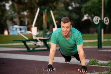 Guy doing push-ups in outdoor gym
